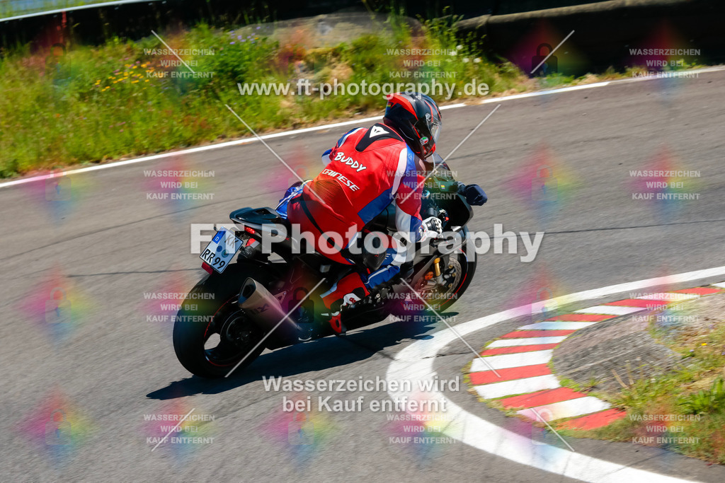 Moto-TeamOBK-22114 | Hier findet Ihr Bilder von Touristenfahrten auf der Nürburgring Nordschleife oder von anderen Veranstaltungen die ich besucht habe. Viel Spass beim Durch Schauen 