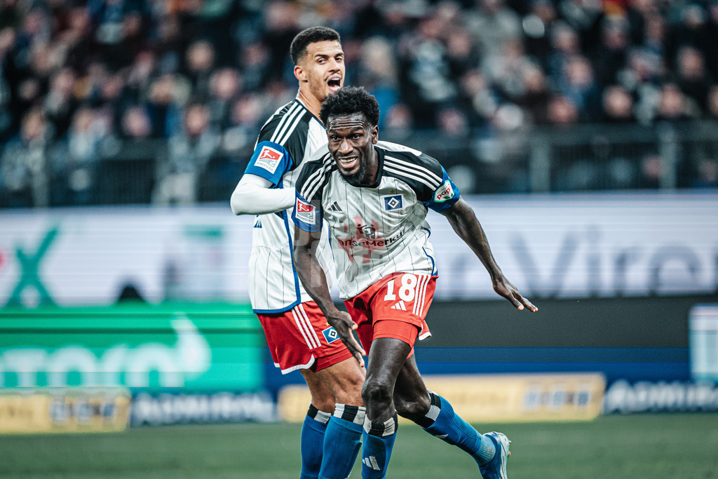 Fußball | Männer | Saison 2023/2024 | 2. Fußball-Bundesliga | 12. Spieltag | Hamburger SV vs. 1. FC Magdeburg | 04.11.2023 | Bakery Jatta (#18, HSV) setzt an zum Jubel nach seinem Tor, im Hintergrund Robert Glatzel (#9, HSV)