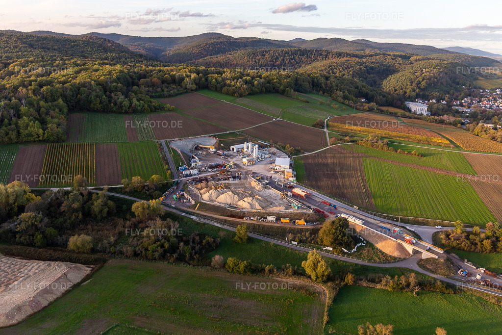 Luftbild: Baustelle des Tunnelportals Ost für den Astrid-Tunnel zur Unterquerung und Ortsumgehung von Bad Bergzabern zwischen B38 (Weinstraße) und B427 (Kurtalstraße) in Dörrenbach im Bundesland Rheinland-Pfalz in Deutschland.Foto: IMG_135121.jpg vom 22.10.2022 durch Werner Riehm/FLY-FOTO.deBemo: - BEMO Tunnelling GmbHLandesbetrieb Mobilität Rheinland-PfalzStadt Bad BergzabernHerrenknecht AG - Pioneering Underground Together