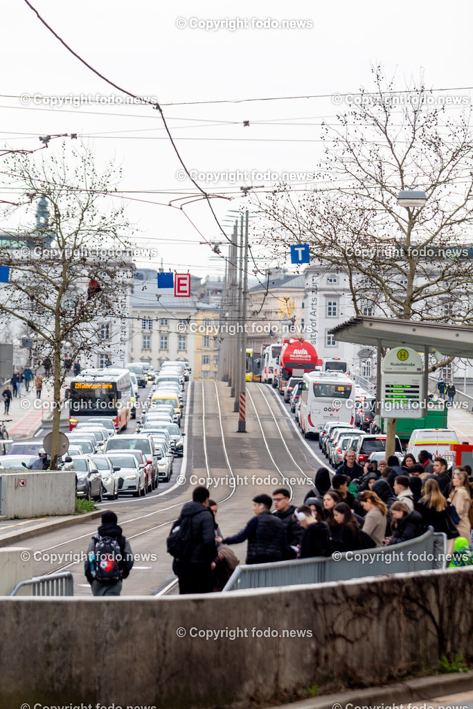 Linz_ Verkehr_ 01.04.2025-3 | 01.04.2025, LINZ, AUT, im Bild Themenbild, Verkehr, Stau, KFZ, Bruecke, B129, Schild, Nibelungenbruecke, Auto, Strassenbahn, Haltestelle, Fahrgaeste, Bus, Oeffentlicher Verkehr