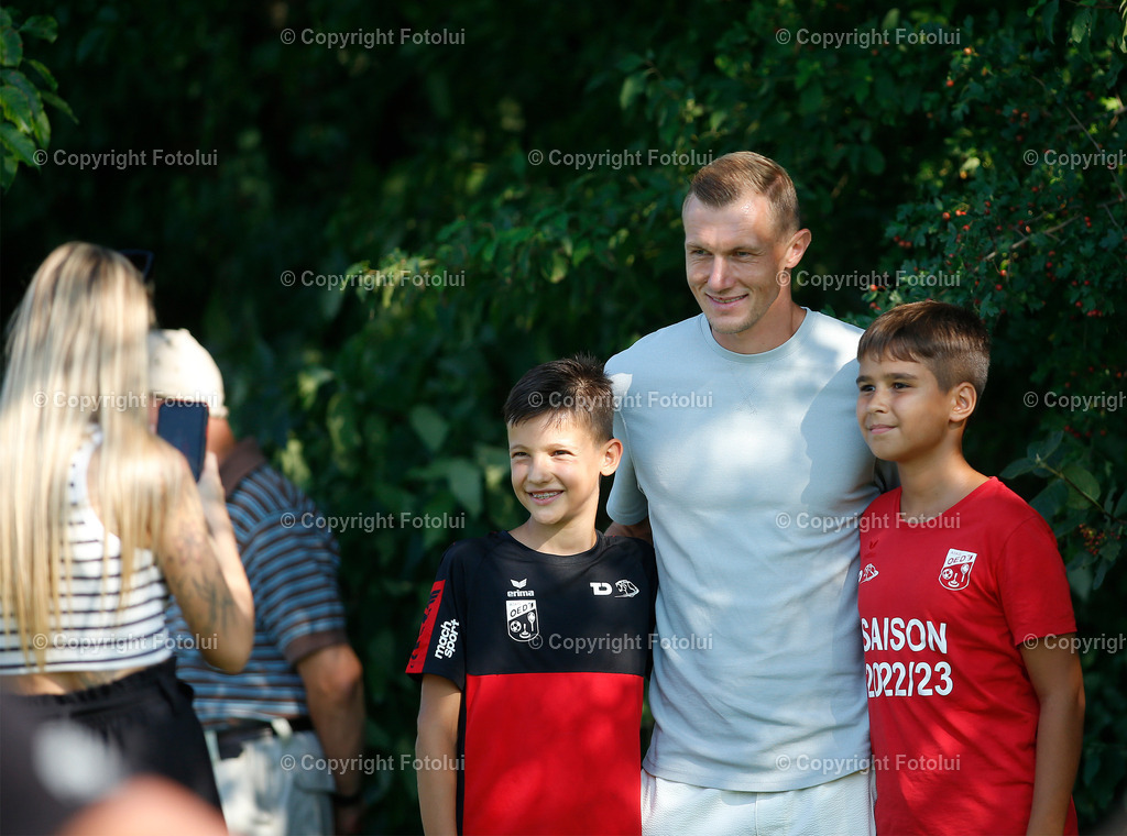 A_LUI_2608023_26 | SPORT,FUSSBALL,LT1 OOELIGA ASKOE OEDT-SPG FRIEDBURG/POENDORF 26.08.2023 IM BID:LASK SPIELER THOMAS GOIGINGER WAR ALS FOTOMOTIV SEHR GEFRAGT  FOTO:FOTOLUI