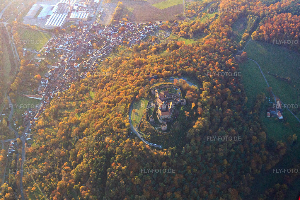 Luftbild: Burg Breuberg im Herbstlaub im Ortsteil Neustadt in Breuberg im Bundesland Hessen in Deutschland. Foto: IMG_085044.jpg vom 01.11.2015 durch Werner Riehm/FLY-FOTO.deBURG BREUBERG | Stadt Breuberg