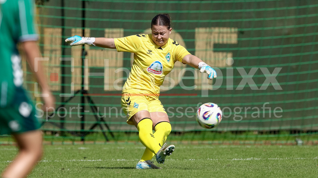 Fussball, Testspiel Frauen, SV Werder Bremen - SC Heerenveen | Mariella El Sherif (Torhüterin, Torwart, SV Werder Bremen, 39) am Ball, Einzelbild, Ganzkörper, Aktion, Action, Spielszene