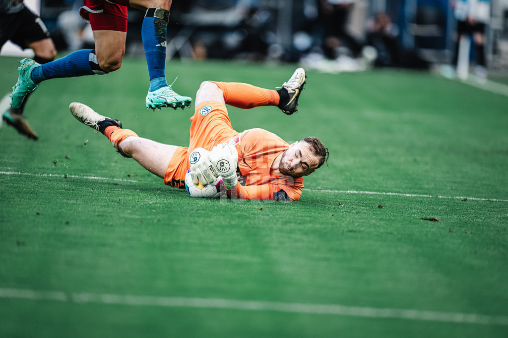 Fußball | Männer | Saison 2023/2024 | 2. Fußball-Bundesliga | 23. Spieltag | Hamburger SV vs. SV 07 Elversberg | 25.02.2024 | Nicolas Kristof (#20, SV 07 Elversberg) sichert den Ball