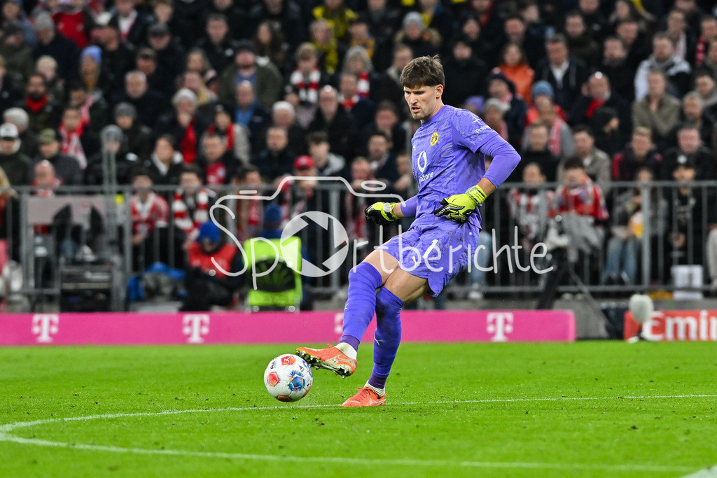 FC Bayern München - Borussia Dortmund | mUNICH, GERMANY - with ball Gregor KOBEL (Borussia Dortmund 1) during the bundesliga match between FC Bayern Munich vs. Borussia Dortmund on matchday 7 at Allianz Arena on October 18, 2025 in Munich, Germany / DFL REGULATIONS PROHIBIT ANY USE OF PHOTOGRAPHS AS IMAGE SEQUENCES AND/OR QUASI-VIDEO