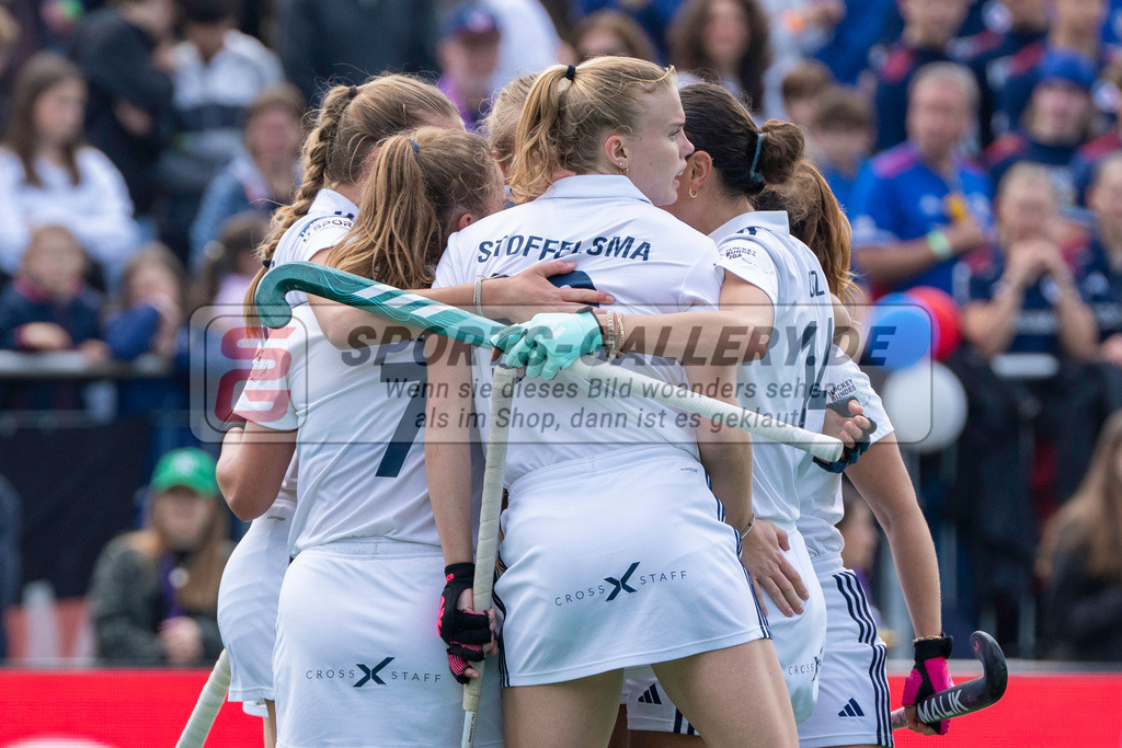 Final4_20240519-1229-0022 | Bonn, Deutschland, 19.05.2024: Lucy Zich (Duesseldorfer HC), Lisa Nolte (Duesseldorfer HC), Mabel Brands (Duesseldorfer HC) in Aktion waehrend des Spiels der Deutsche Feldhockey-Meisterschaften 2024 zwischen Final 4 Damen Finale Düsseldorfer HC - Mannheimer HC im Bonner THV am 19.05.2024 in Bonn, Deutschland. (Foto von Stephan Fehrmann)

Bonn, Germany, 19.05.2024: Lucy Zich (Duesseldorfer HC), Lisa Nolte (Duesseldorfer HC), Mabel Brands (Duesseldorfer HC) in action during the game of Deutsche Feldhockey-Meisterschaften 2024 between Final 4 Damen Finale Düsseldorfer HC - Mannheimer HC in Bonner THV at 19.05.2024 in Bonn, Deutschland. (Foto from Stephan Fehrmann)