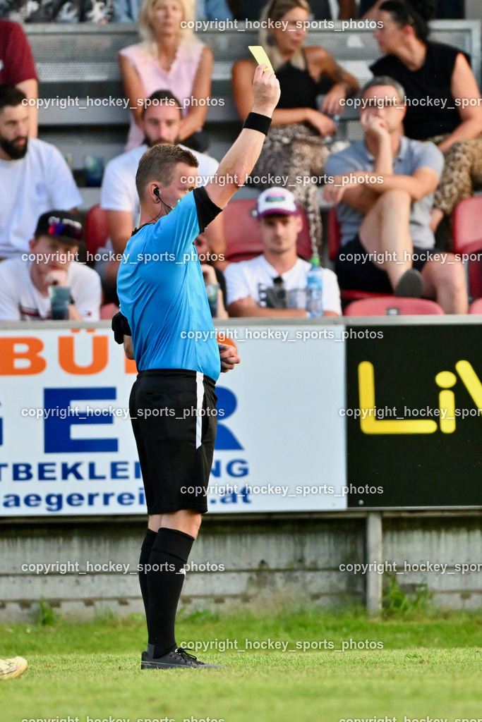 FC Lendorf vs. SC St.Veit | Christof Perchtold Referee, Gelbe Karte, FC Lendorf vs. SC St.Veit, FC Lendorf vs. SC St.Veit am 17.08.2024 in Lendorf (Thomas Morgenstern-Arena), Austria, (Photo by Bernd Stefan)