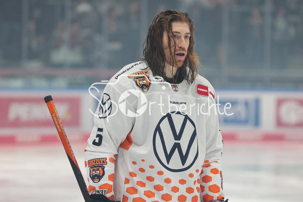 Augsburger Panther - Grizzlys Wolfsburg | Bjoern KRUPP (WOB #5) in Aktiion