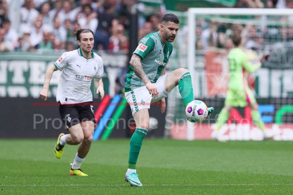 Fussball, Bundesliga, SV Werder Bremen - Borussia Mönchengladbach | v.li.: Anthony Jung (SV Werder Bremen, 3) bei der Ballannahme, Spielszene, Dynamik, Aktion, Action, DIE DFL-RICHTLINIEN UNTERSAGEN JEGLICHE NUTZUNG VON FOTOS ALS SEQUENZBILDER UND/ODER VIDEOÄHNLICHE FOTOSTRECKEN. DFL REGULATIONS PROHIBIT ANY USE OF PHOTOGRAPHS AS IMAGE SEQUENCES AND/OR QUASI-VIDEO.