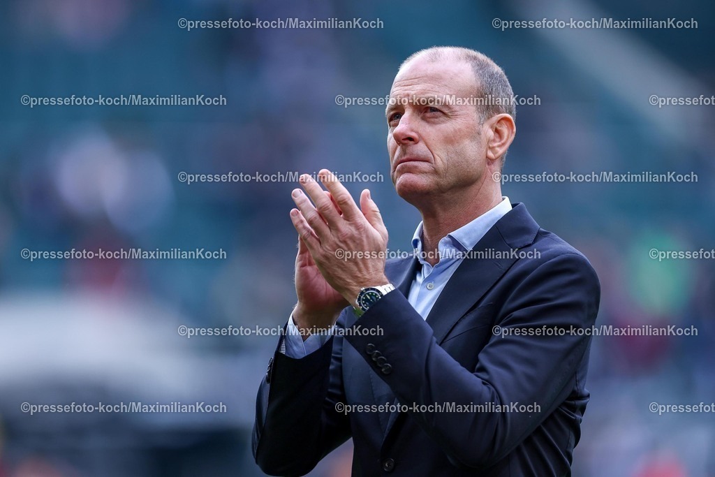 BMG21022501014 | 22.02.2025, Fußball, Borussia Mönchengladbach - FC Augsburg, 1. Fußball Bundesliga, Borussia-Park, Saison 2024 2025: Cheftrainer Jess Thorup (FC Augsburg) klatschend vor der FankurveDFB regulations prohibit any use of photographs as image sequences and or quasi-video.
