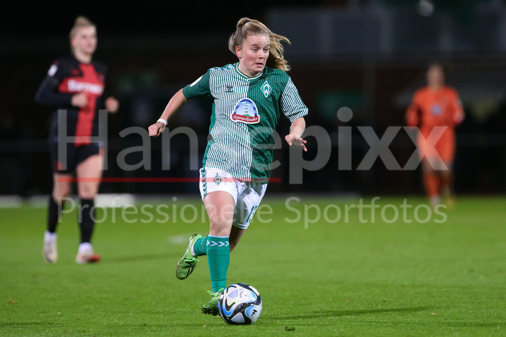 Fussball, Google Pixel Frauen-Bundesliga, SV Werder Bremen - Bayer 04 Leverkusen | v.li.: Ricarda Walkling (SV Werder Bremen, 13) am Ball, Einzelbild, Ganzkörper, Aktion, Action, Spielszene, DIE DFB-RICHTLINIEN UNTERSAGEN JEGLICHE NUTZUNG VON FOTOS ALS SEQUENZBILDER UND/ODER VIDEOÄHNLICHE FOTOSTRECKEN. DFB REGULATIONS PROHIBIT ANY USE OF PHOTOGRAPHS AS IMAGE SEQUENCES AND/OR QUASI-VIDEO.