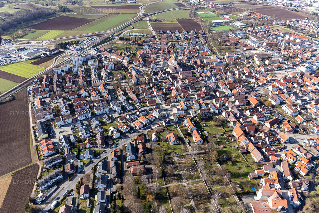 Luftbild: Ortsübersicht aus Osten vom Friedhof bis Petruskirche in Renningen im Bundesland Baden-Württemberg in Deutschland. Foto: IMG_125052.jpg vom 20.02.2021 durch Werner Riehm/FLY-FOTO.de