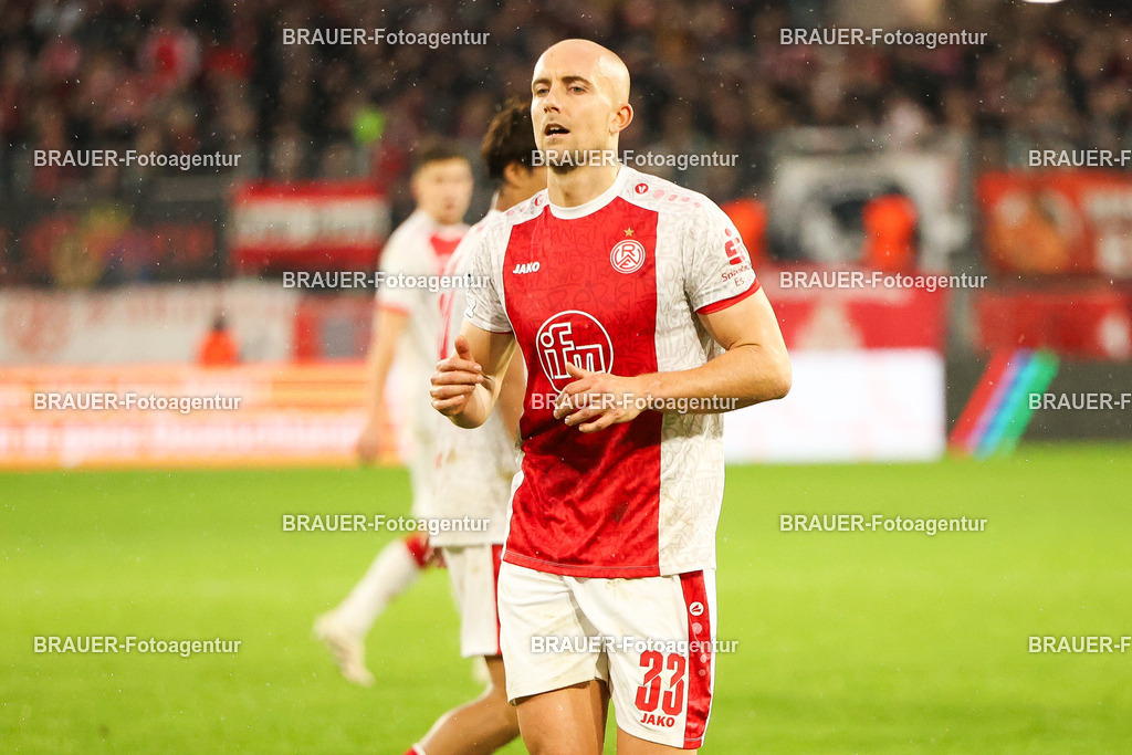 Rot-Weiss Essen - 1.Fc Schweinfurt | Essen, Deutschland, 02.11.2025 Tobias Kraulich  (Rot-Weiss Essen) schaut während des 3.Liga Spiels zwischen  Rot-Weiss Essen und 1.Fc Schweinfurt am 02.11.2025 im Stadion an der Hafenstraße in Essen. (Foto von Timo Bluhmki-Schmidt/Brauer Fotoagentur
