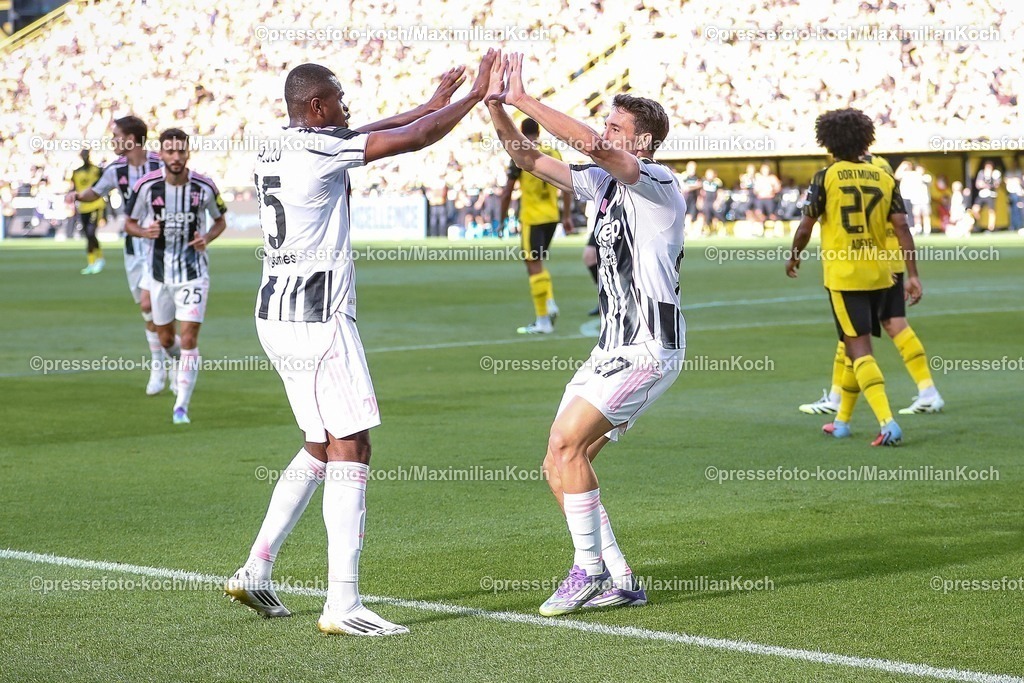BVB10082501021 | 10.08.2025, Fußball, Borussia Dortmund - Juventus Turin, Testspiel, Signal Iduna Park, Saison 2025 2026: Torjubel nach dem Tor zum 1:0 durch Torschütze Andrea Cambiaso&nbsp;(Juventus Turin #27)  zusammen mit  Pierre Kalulu&nbsp;(Juventus Turin #15) DFB regulations prohibit any use of photographs as image sequences and or quasi-video.