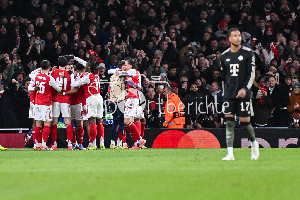 Arsenal FC - FC Bayern München | LONDON, ENGLAND - 26. NOVEMBER: Jubel der Gunners nach dem Treffer zum 2-1 druch Noni MADUEKE (Arsenal FC 20) / Tor / Torschuetze / Freude / Happy / beim Ligaspiel zwischen Arsenal London und dem FC Bayern München am 5. Spieltag der UEFA Champions League im Emirates Stadium am 26.11.2025