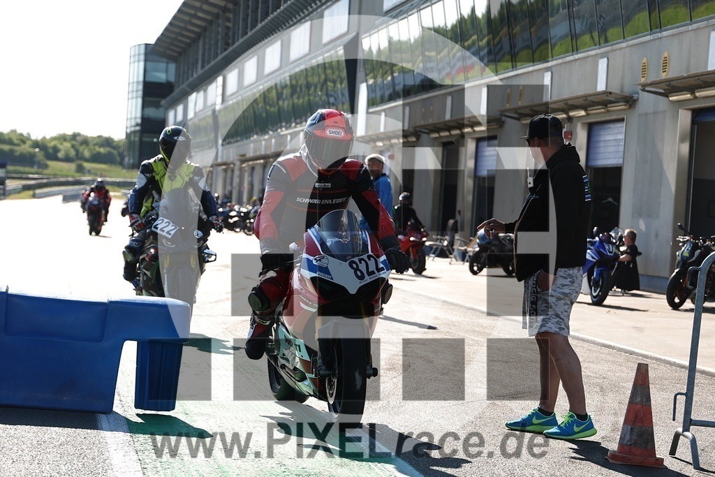 0822-20240513_00543 | Schöne Erinnerungen an spannende Momente - das festzuhalten ist unser Job. PIXELrace.de ist seit 2003 auf den Rennstrecken Europas unterwegs um die Action draußen beim Fahren und die wunderbare Stimmung imm Fahrerlager für euch einzufangen.