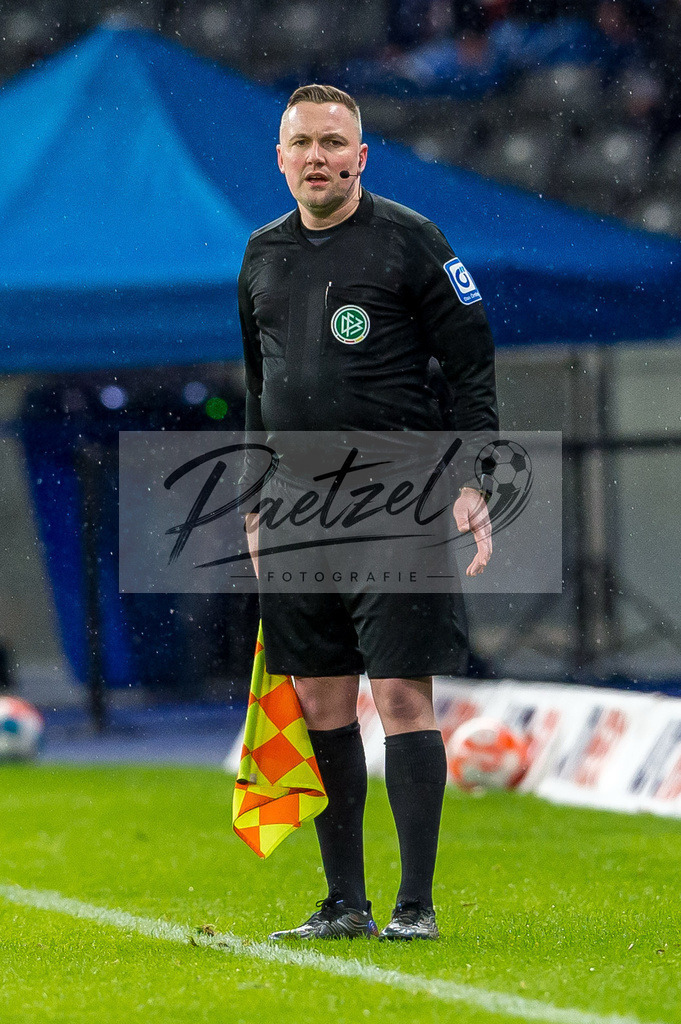 BSCRBL20220220_130 | Fussball, Herren: Schiedsrichterassistent Sascha Thielert schaut bei dem Spiel der 1. Bundesliga zwischen Hertha BSC und RB Leipzig im Olypiastadion am 20.02.2022 in Berlin, Deutschland.DFB / DFL REGULATIONS PROHIBIT ANY USE OF PHOTOGRAPHS AS IMAGE SEQUENCES AND/OR QUASI-VIDEO. - Realisiert mit Pictrs.com