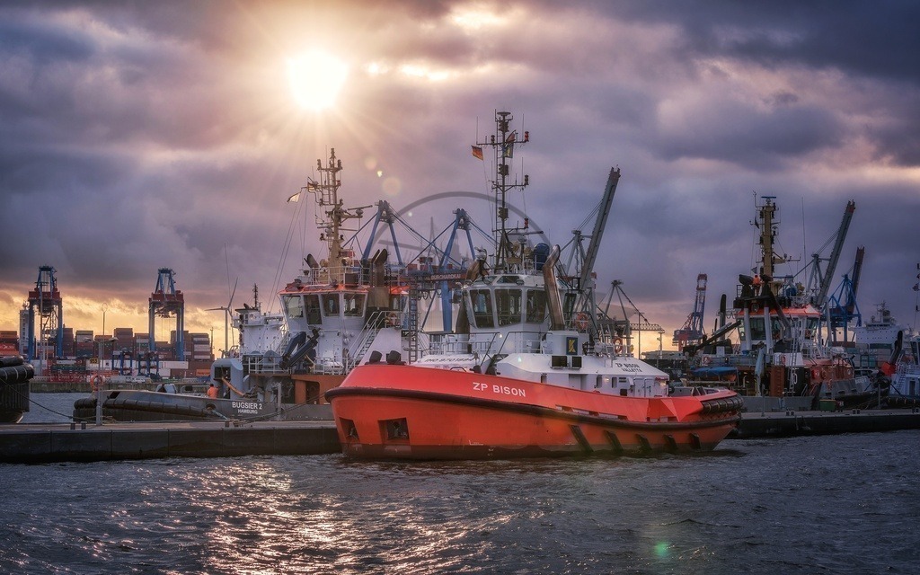 Schlepper Sonne HH | Exklusive Hamburg collagen, tolle Segelbilder und viele weitere tolle Motive auf Leinwand, Poster, Alu-Dibond, u.v.m. findet Ihr bei uns auf hamburgbild.de. Findet Euer Wandbild für Euer Zuhause, Büro oder die  Praxis…. - Realisiert mit Pictrs.com