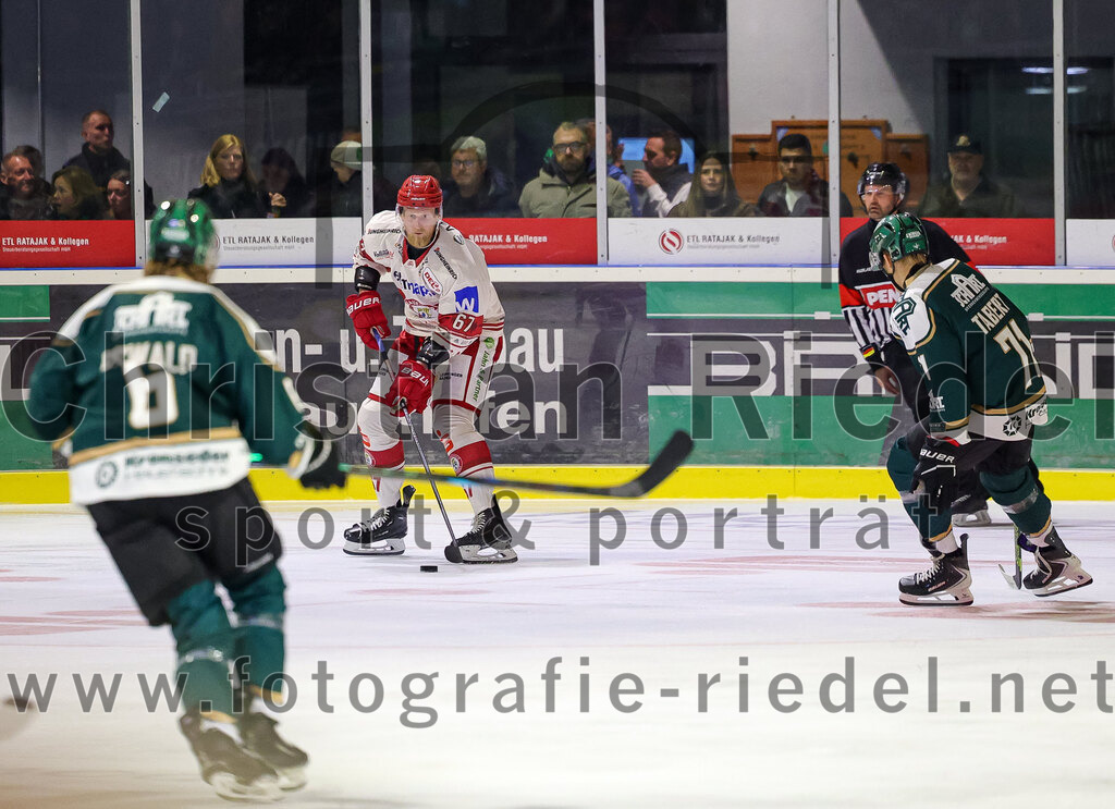 2025-09-12_098_TSV_Erding_gegen_EV_Landshut | Erding, Deutschland, 12.09.2025:Eishockey, Oberliga Süd 2025 / 2026, Testspiel, TSV Erding gegen EV Landshut, Endergebnis: 4:6Maximilian Oswald (Erding Gladiators, #6), Stanislav Dietz (EV Landshut, #67), Marcel Tabert (Erding Gladiators, #71)Foto: Christian Riedel / fotografie-riedel.net