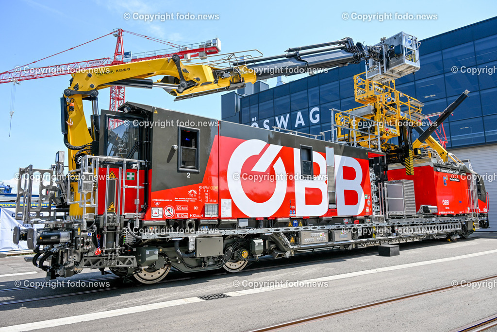 Pressekonferenz OeBB-Infrastruktur AG und Plasser _ Theurer_  guene Instandhaltungsflotte_ 01.06.2023-2 | 01.06.2023, Hafenstrasse, AUT, Pressekonferenz OeBB-Infrastruktur AG und Plasser & Theurer,  Praesentation des ersten Fahrzeugs der neuen gruenen Instandhaltungsflotte, im Bild erstes Fahrzeug der neuen gruenen Instandhaltungsflotte
