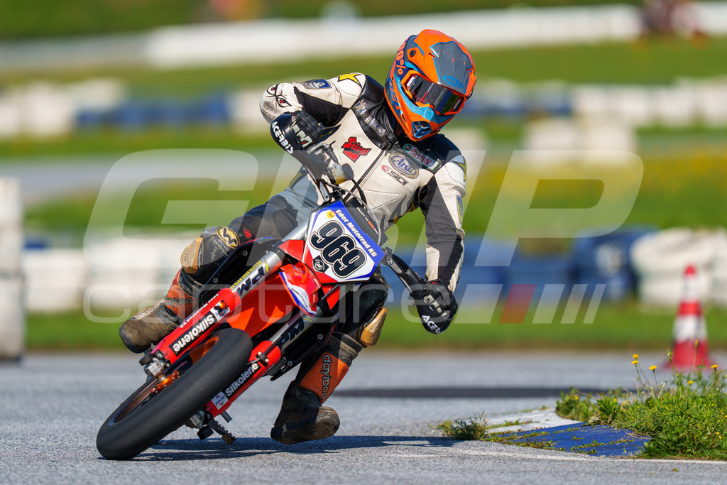 SuperMoto_Staatsmeisterschaft_Greinbach_218 | GRIPcapture steht für authentische Sportfotografie in Österreich – für Momente, die mehr sind als Geschwindigkeit oder Ergebnis. Es geht um Emotion, Spannung, Fokus und den Augenblick, der oft nur einen Wimpernschlag dauert.Ob Motorsport, Teamsport oder 