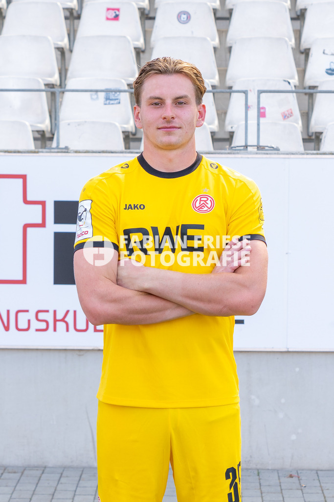 Rot-Weiss Essen; 3. Liga, Portraettermin 2026/2027, Foto: Eibner-Pressefoto/Fabian Friese | Felix Wienand (Rot-Weiss Essen, #35),Rot-Weiss Essen; 3. Liga, Portraettermin 2026/2027, Foto: Eibner-Pressefoto/Fabian Friese - Realisiert mit Pictrs.com