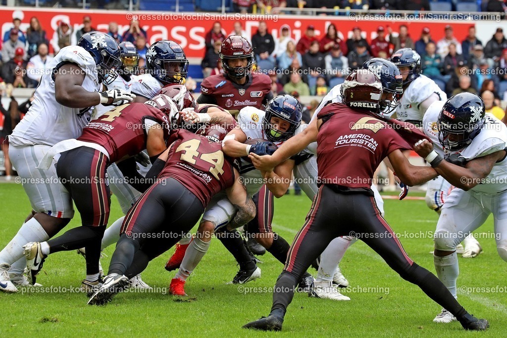 xSSC08062501040 | 08.06.2025, xsscx, American Footballl, Rhein Fire - Paris Musketeers, EFL, Schauinsland-Reisen-Arena, Saison 2025: Running Back Nicolas Khandar (7) von Paris Musketeers versucht, sich durchzusetzen