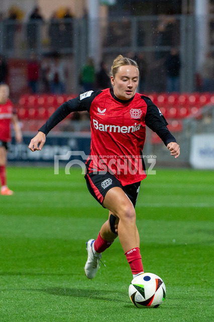 20240927_NSZ_6517 | Sofie Zdebel (Bayer Leverkusen,No.16)DEU, Leverkusen, 27.09.2024 Fußball, Frauen, Google Pixel Frauen-Bundesliga, Saison 2024/2025, 4. Spieltag, Bayer 04 Leverkusen - TSG HoffenheimDIE DFB-RICHTLINIEN UNTERSAGEN JEGLICHE NUTZUNG VON FOTOS ALS SEQUENZBILDER UND/ODER VIDEOÄHNLICHE FOTOSTRECKEN - Realisiert mit Pictrs.com