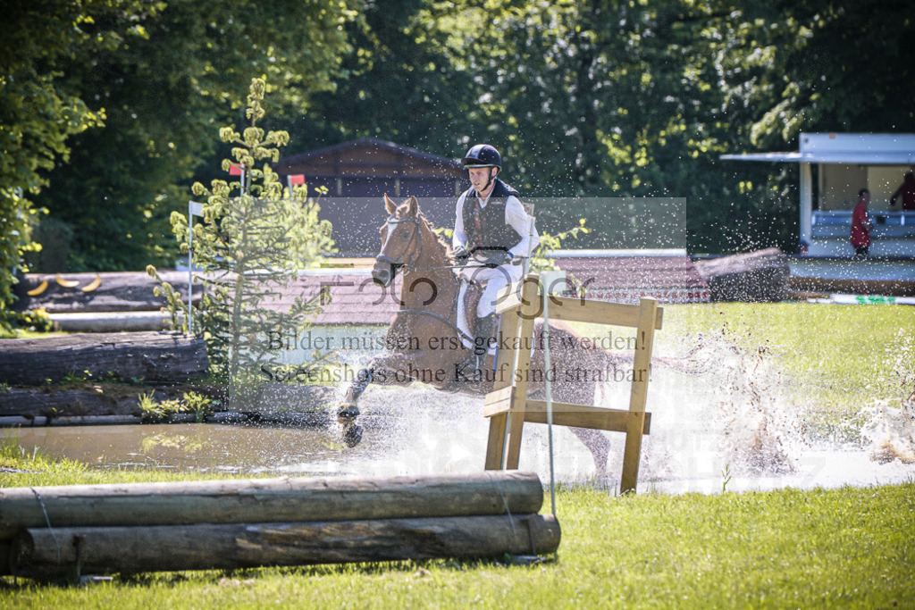 DOS_5863 | Entdecke hochwertige Reitturnierfotos von Foto Oger. Professionell, emotional und authentisch – jetzt Lieblingsmomente im Shop bestellen.Deutschlandweite Turnierfotografie. - Realisiert mit Pictrs.com