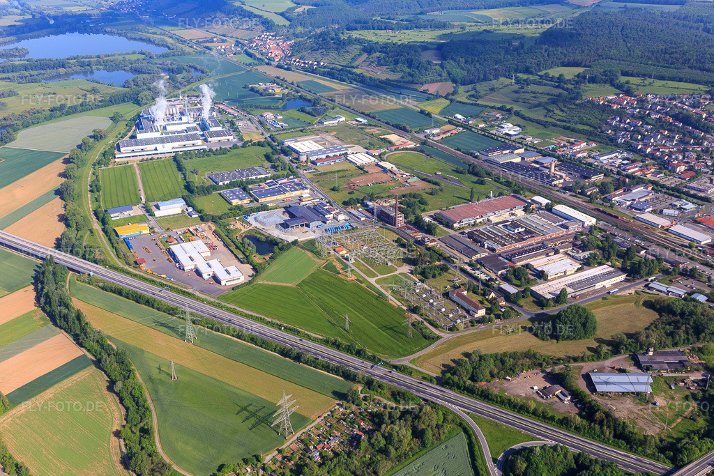Luftbild: Industriegebiet Eltmann zwischen A70 und B26 mit KLARMANN-LEMBACH GmbH & Co. KG, Estec Energiespartechnik GmbH, Papierfabrik Palm GmbH & Co. | Werk Eltmann und Schaeffler Technologies AG & Co. KG in Eltmann im Bundesland Bayern in Deutschland. – Foto: IMG_099860.jpg vom 25.05.2017 durch Werner Riehm/FLY-FOTO.de – Auflösung des Originals: 5472 x 3648 px – Klarmann-Lembach in Eltmann, Baumaschinen, Nutzfahrzeuge – Ihr Hersteller für Solar- u. Photovoltaik-Anlagen | ESTEC-Solar – Werk Eltmann: Palm Gruppe – Schaeffler Deutschland