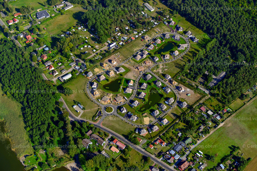 3638245 | ZINGST 25.08.2016 Wohngebiet einer Einfamilienhaus- Siedlung am Rande von landwirtschaftlichen Feldern in Zingst an der Ostseeküste im Bundesland Mecklenburg-Vorpommern, Deutschland // Single-family residential area of settlement on the edge of agricultural fields in Zingst at the baltic sea coast in the state Mecklenburg - Western Pomerania, Germany Foto: Gerhard Launer
