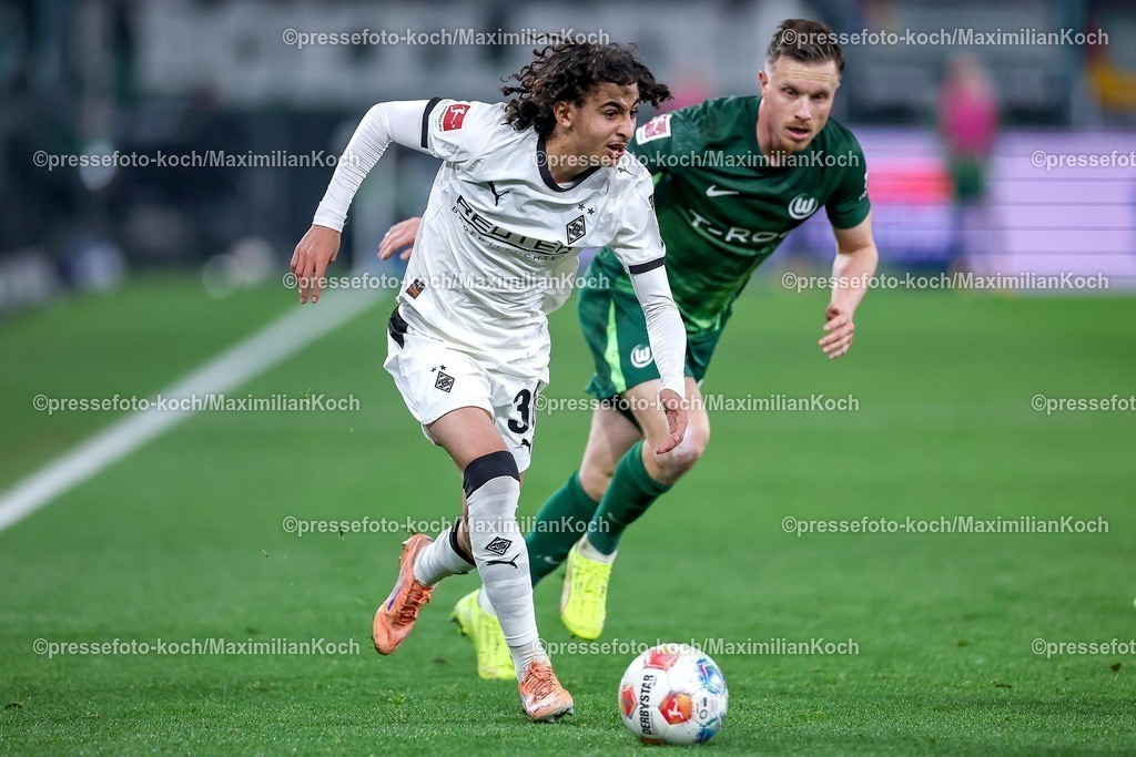 BMG13122501071 | 13.12.2025, Fußball, Borussia Mönchengladbach - VfL Wolfsburg, 1. Fußball Bundesliga, 14.Spieltag, Borussia-Park, Saison 2025 2026: Wael Mohya (Borussia Mönchengladbach #36) im Zweikampf gegen  Yannick Gerhardt&nbsp;(VfL Wolfsburg #31)  DFB regulations prohibit any use of photographs as image sequences and or quasi-video.