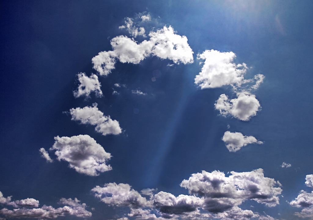 WolkenWort  61_Himmelskranz_6045 | Beegebilder online. 
BIldarchiv von Beege Fotodesign mit ausgewählten Werken, die sich besonders gut für die Dekoration Ihrer Räume oder Wände eignen. 