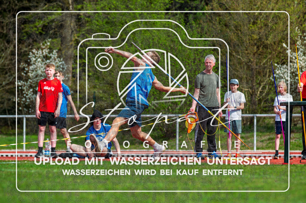 KMHK-1015 | Aaron Funck (TV Jahn Walsrode (NI)) bei den Kreismeisterschaften Leichtathletik-Wurf Heidekreis 2026 im Boehmewaldstadion, Soltau (Simon Paul Stopat) - Realisiert mit Pictrs.com