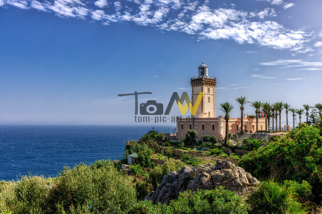Bekanntes Kap Spatel in Tangier-----Sehenswertes Reiseziel | Das Bild zeigt den Leuchtturm am Kap Spartel in Marokko. Das Kap Spartel ist der nordwestlichste Punkt des afrikanischen Kontinents und liegt etwa 12 Kilometer westlich von Tanger. Der Leuchtturm, auch bekannt als "Phare du Cap Spartel", ist der älteste Marokkos und wurde zwischen 1861 und 1864 erbaut. Er markiert den südlichen Eingang zur Straße von Gibraltar vom Atlantik aus. - Realisiert mit Pictrs.com
