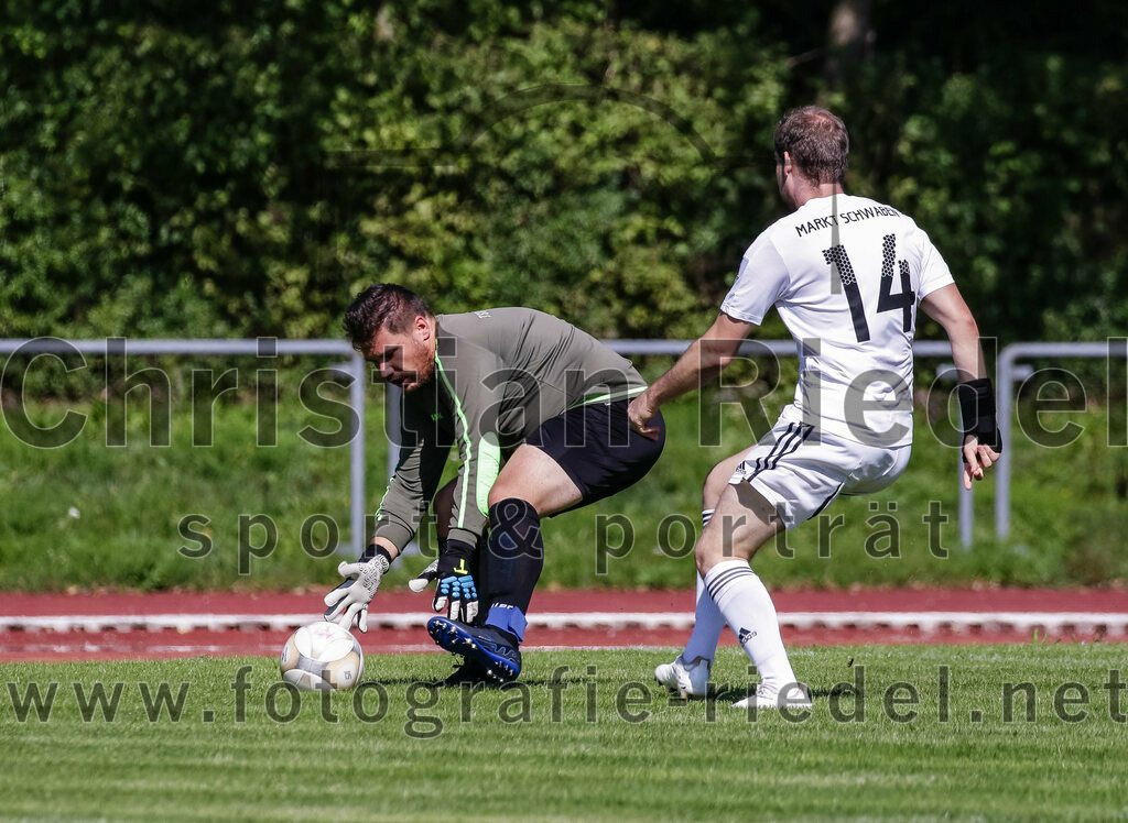 2023-09-02_074_SG_Markt_Schwaben_gegen_TSV_Hohenbrunn | Markt Schwaben, Deutschland, 02.09.2023:
Fußball, Kreisklasse 2023 / 2024, 3. Spieltag, (SG) Markt Schwaben gegen TSV Hohenbrunn, Endergebnis: 2:0

Torwart Calvin Weinert (TSV Hohenbrunn, #1), Andreas Häusler (SG Markt Schwaben, #14)

Foto: Christian Riedel / fotografie-riedel.net
