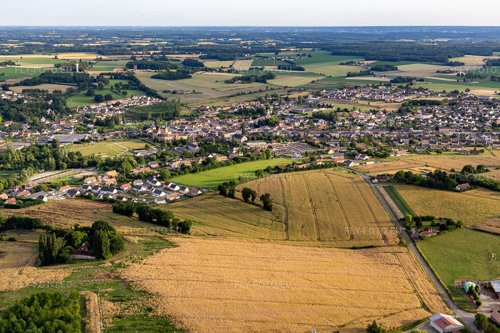 Vue aérienne: Vue de la ville à Bouloire dans le département Sarthe, France.Photo: IMG_132427.jpg prise le 14/06/2022 par Werner Riehm/FLY-FOTO.euRésolution de l'original: 5362 x 3575 px