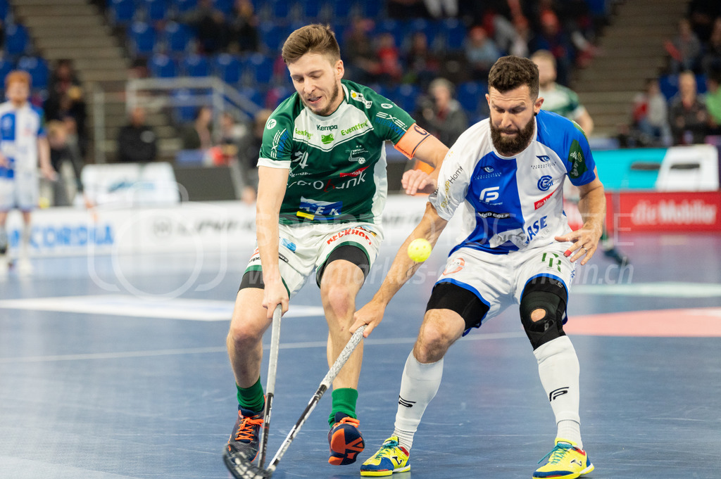 SV Wiler-Ersigen vs GC Unihockey - 23. April 2022 | SV Wiler-Ersigen vs GC Unihockey
Stimo Arena, Kloten
#94 Marco Louis (SV Wiler-Ersigen) gegen #25 Christoph Meier (GC Unihockey).
Bild: Sportfotografie Markus Aeschimann | www.markus-aeschimann.ch - Realisiert mit Pictrs.com