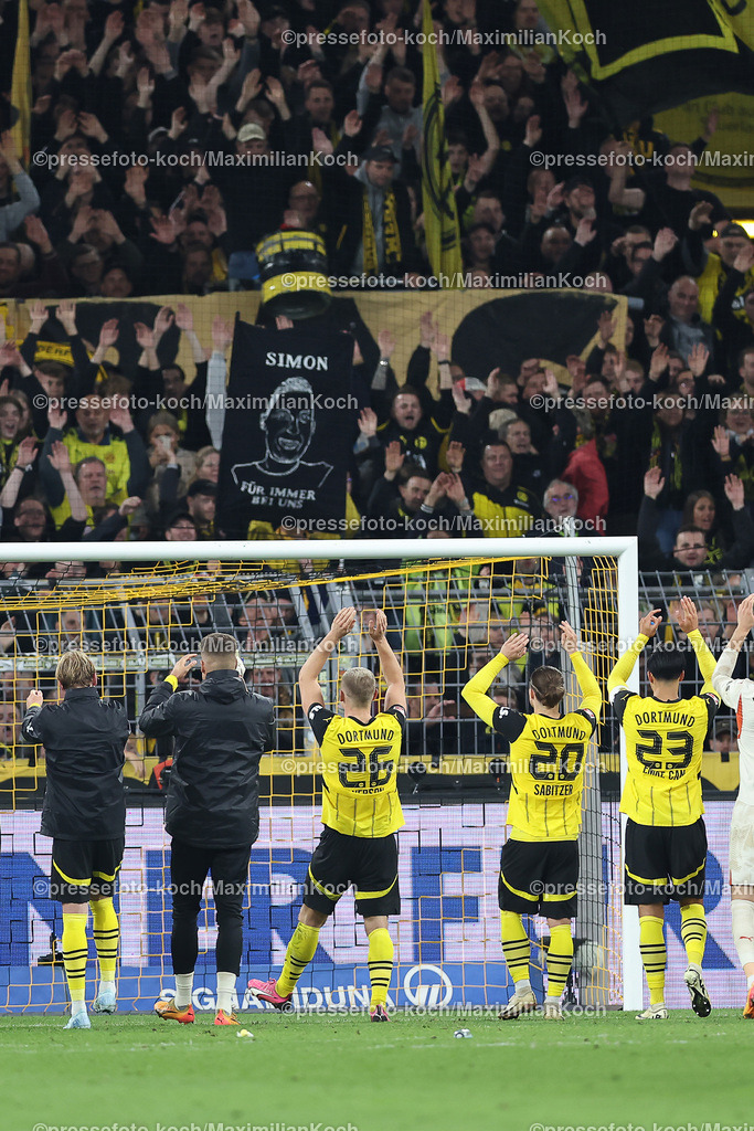 BVB13092401101 | 13.09.2024, 1. Fußball Bundesliga, Borussia Dortmund - 1. FC Heidenheim 1846, Signal Iduna Park, Saison 2024 2025: Abschlussjubel BVB zu den Fans auf der TribüneDFB regulations prohibit any use of photographs as image sequences and or quasi-video.