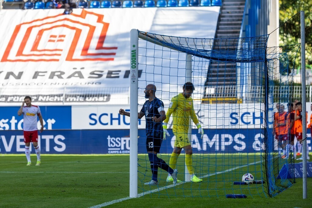 Fußball 3. Liga, Saison 2025/26, 37. Spieltag: Waldhof Mannheim gegen Jahn Regensburg | Fußball 3. Liga, Saison 2025/26, 37. Spieltag: Waldhof Mannheim gegen Jahn Regensburg***Waldhof erzielt das 1:0 durch ein Eigentor von Julian Pollersbeck - Realisiert mit Pictrs.com