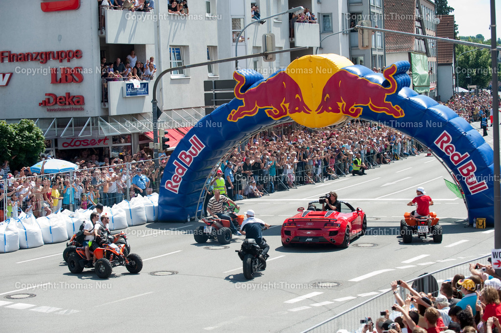 _DSC6745 | Sebastian Vettel beim spektakulären „Home Run“ in Heppenheim: Der Formel-1-Weltmeister fährt im Red-Bull-Rennwagen über die zur Rennstrecke umfunktionierte B3 in seiner Heimatstadt. Tausende Fans feiern ihren Lokalhelden.