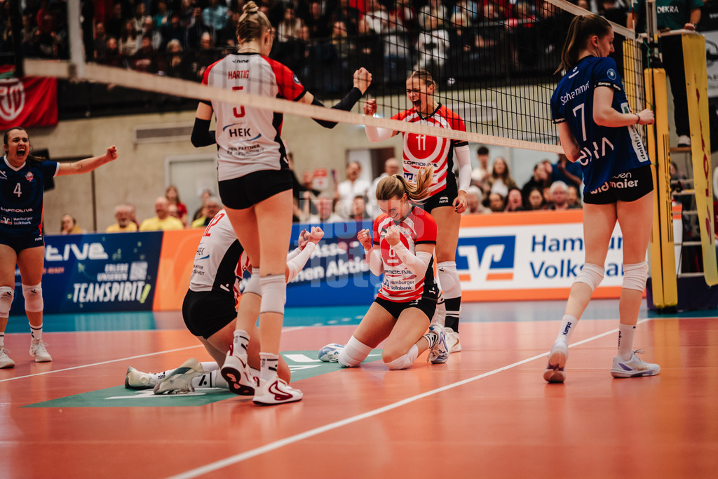 Volleyball | Frauen | Saison 2025/2026 | Volleyball Bundesliga | ETV Hamburger Volksbank Volleys vs. Binder Blaubären TSV Flacht | 06.12.2025 | Zoe Konjer (#8, ETV Hamburger Volksbank Volleys) jubelt auf den Knien
