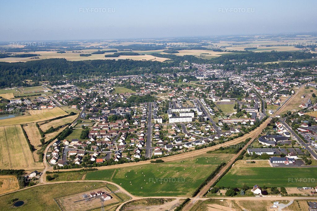 Vue aérienne: Vue de la ville à Montoire-sur-le-Loir dans le département Loir et Cher, France.Photo: IMG_081140.jpg prise le 19/06/2015 par Werner Riehm/FLY-FOTO.euRésolution de l'original: 5472 x 3648 px