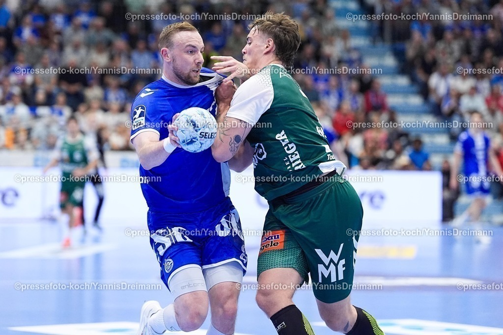 xYDR28052501044 | 28.05.2025, xydrx, Handball, 1.HBL, VFL Gummersbach - FRISCH AUF! Goeppingen, Schwalbe-Arena: Lukas Blohme (VFL Gummersbach #8) im Zweikampf gegen  Victor Kloeve (FRISCH AUF! Goeppingen #7)