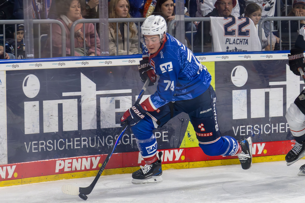 DEL, Deutsche Eishockey Liga Saison 2025/26, 17. Spieltag: Adler Mannheim gegen Nürnberg Ice Tigers | DEL, Deutsche Eishockey Liga Saison 2025/26, 17. Spieltag: Adler Mannheim gegen Nürnberg Ice Tigers***Bild: Justin Schütz (74, Mannheim) - Realisiert mit Pictrs.com