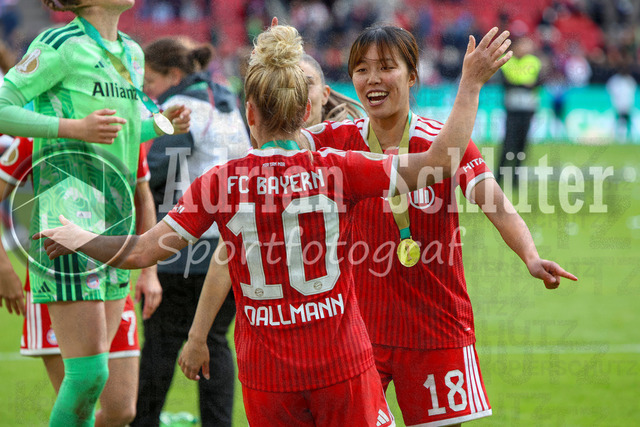 14.05.2026, GER, Fussball, Frauen, DFB-Pokal, Finale, Saison 2025/2026, VfL Wolfsburg - FC Bayern München | Linda Dallmann (Bayern) und Momoko Tanikawa (Bayern) vom FC Bayern München feiern den Sieg des DFB Pokal