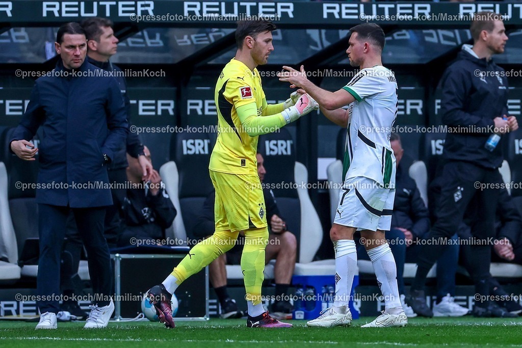 BMG21022501039 | 22.02.2025, Fußball, Borussia Mönchengladbach - FC Augsburg, 1. Fußball Bundesliga, Borussia-Park, Saison 2024 2025: Rote Karte und Platzverweis für Torwart Jonas Omlin (Mönchengl. #1). Kevin Stöger (Mönchengl. #7) wird für Ersatztorhüter Torwart Tobias Sippel (Mönchengl. #21) ausgewechseltDFB regulations prohibit any use of photographs as image sequences and or quasi-video.