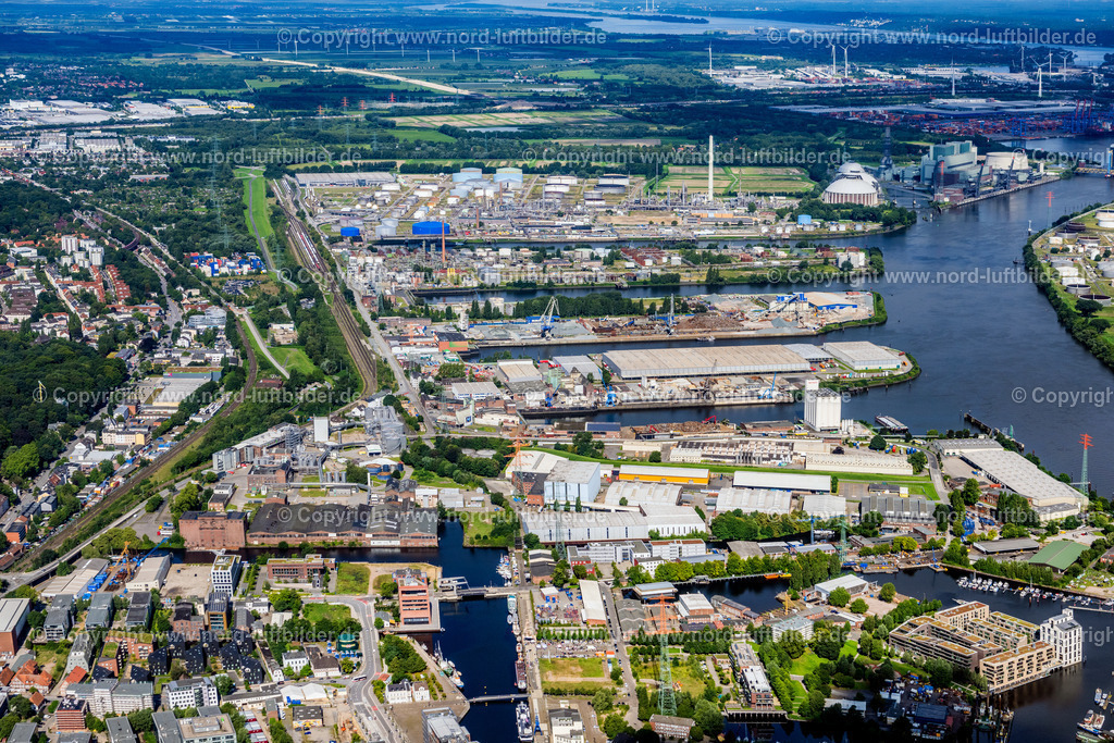 Hamburg_Harburg_Seehafen_Gewerbegebiet_ELS_1508050823 | HAMBURG 05.08.2023 Kaianlagen und Schiffs- Anlegestellen an den Hafenbecken von Seehafen 1 bis 4 an der Süderelbe im Ortsteil Harburg in Hamburg, Deutschland. // Quays and boat moorings at the port of the inland port Seehafen 1 to 4 on the southern Elbe in the district Harburg in Hamburg, Germany. Foto: Martin Elsen