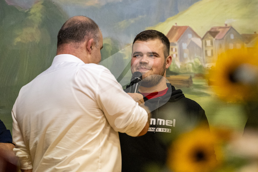 SKE100J_4936 | Die Schwinger des Schwyzer Kantonalen Schwingerverbandes: Fotos, die Dynamik und Leidenschaft festhalten, sowie emotionale Momente aus dem traditionellen Schwingsport zeigen. - Realisiert mit Pictrs.com