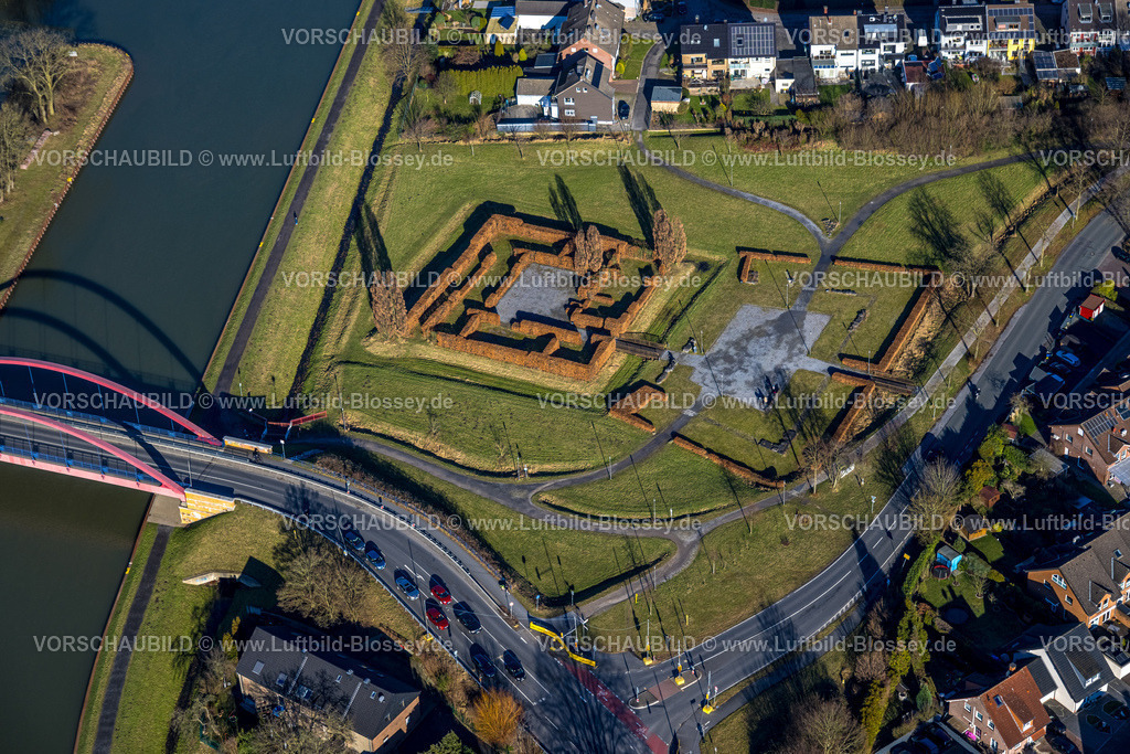 Castrop-Rauxel240106883 | Luftbild, Landschaftsarchäologischer Park Burg Henrichenburg, Hecken und säulenförmige Bäume bilden Mauern, Gebäude und Türme der Burg nach, Kanalbrücke Wartburgstraße und Freiheitsstraße Kreuzung, Verkehrssituation, Castrop-Rauxel, Ruhrgebiet, Nordrhein-Westfalen, Deutschland